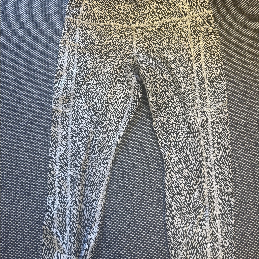 Athleta Ultimate Stash Black & White workout leggings. 7/8 length. Women’s L.